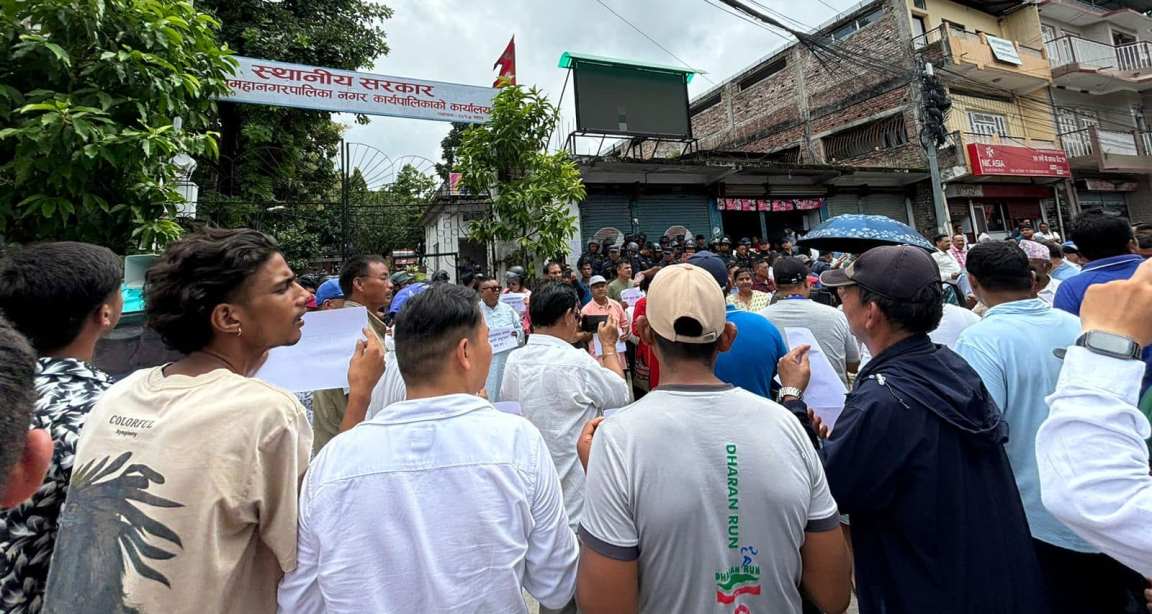 आन्दोलनले झुकाउँदैछ हर्क साम्पाङलाई