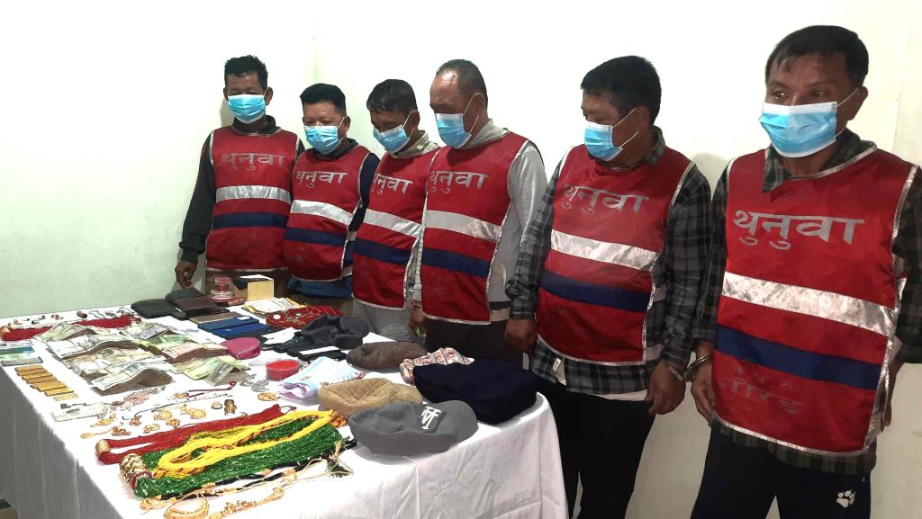 नाता जोड्दै सहयोगको बहानामा ठगी, गिरोह नै प्रहरीको फन्दामा