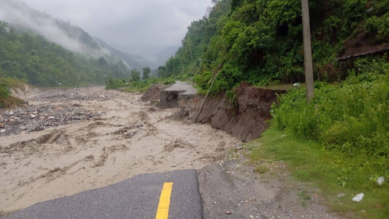 मनसुन भित्रिएको पहिलो दिन नै कोशीमा बाढीको वितण्डा, लेउती खोलाले बगायो कोशी लोकमार्ग