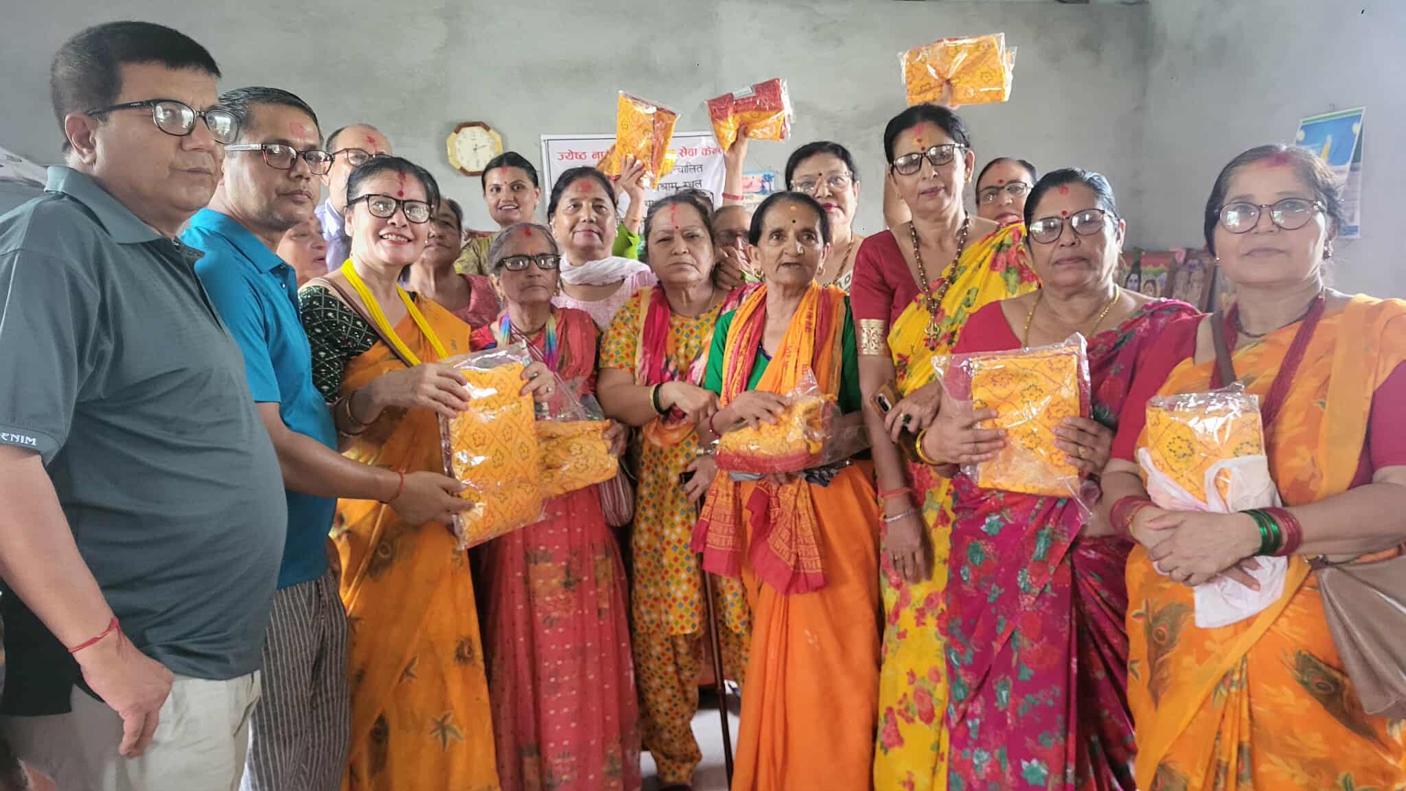 जेष्ठ महिलालाई तिजमा सारी