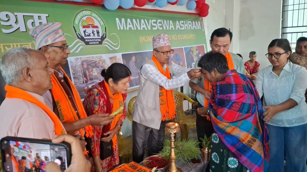 आश्रमका आमा र बालबालिकासँग वडादशैं