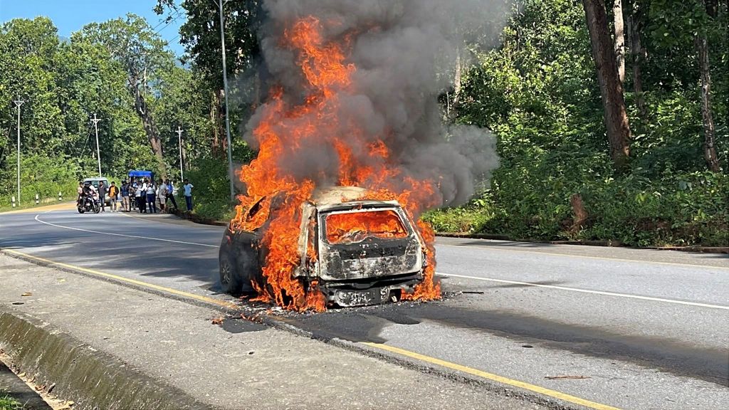फोर्ड गाडीमा गुड्दागुड्दै लाग्यो आगो
