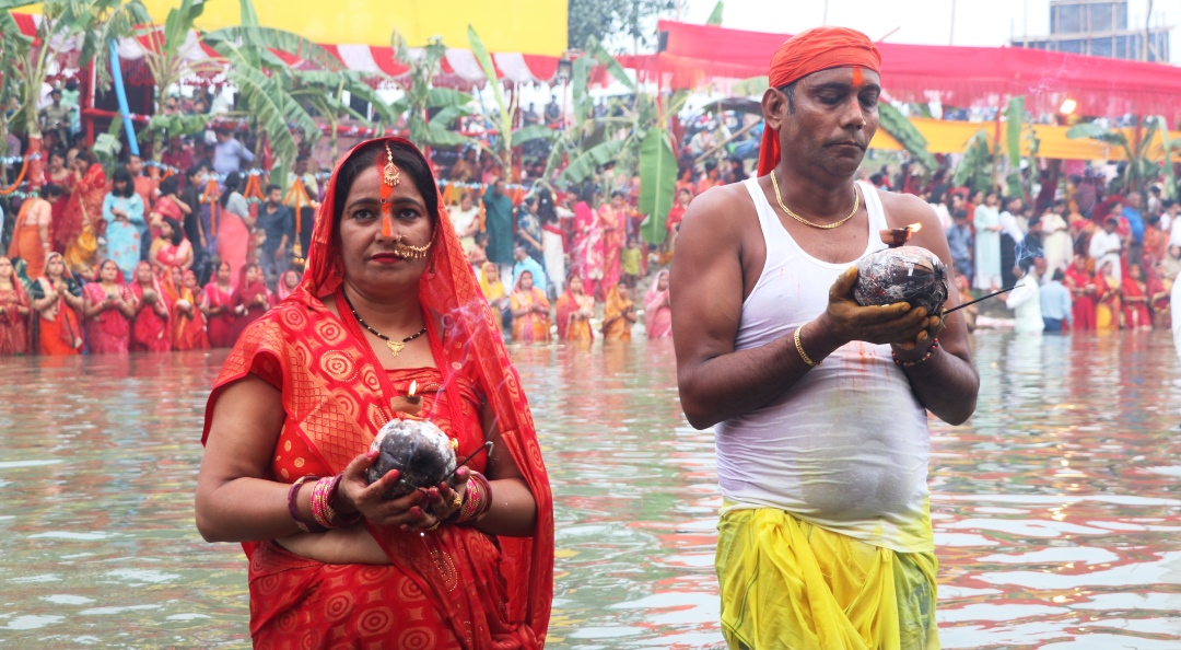 भक्तजनले गरे अस्ताउँदो सूर्यलाई अर्घ्य चढाएर पूजा आराधना (फोटो)