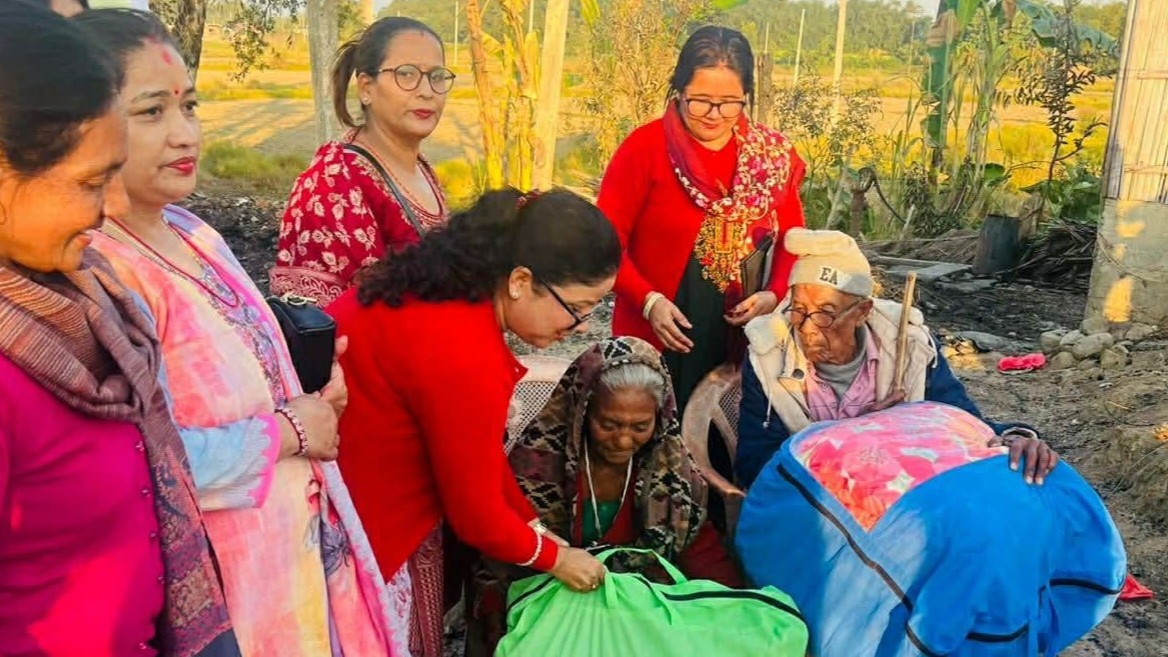 पाथिभरा स्वतन्त्र महिला समाजद्वारा आगलागी पीडितलाई राहत