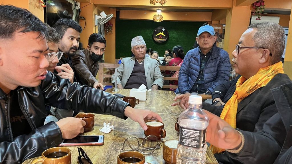 स्थानीय चिया पसलदेखि सार्वजनिक यातायातसम्म चुनावी बहस तीब्र