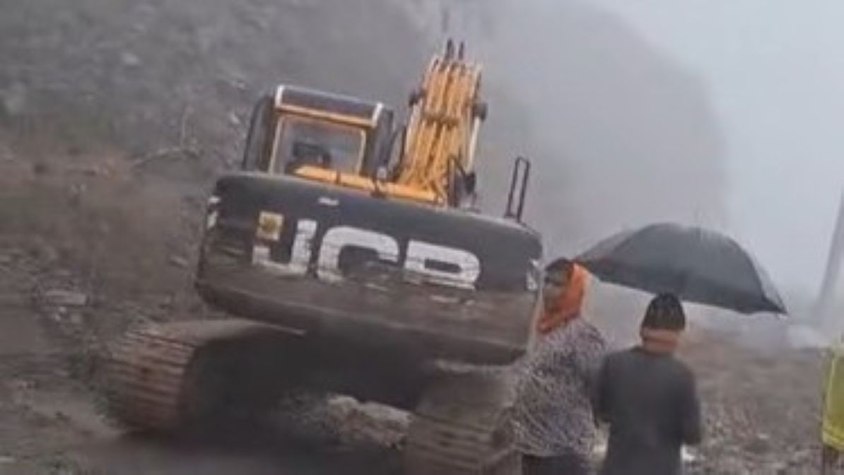 सुख्खा पहिरोले दुई दिनदेखि भेडेटार–रवि–राँके सडक अवरुद्ध