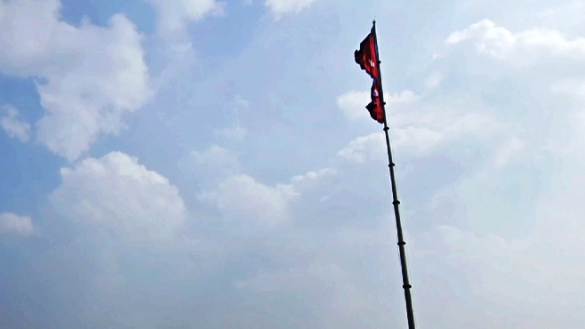 इनरुवामा फहराइयो नेपालकै सवैभन्दा अग्लो २१० फिटको राष्ट्रिय झन्डा