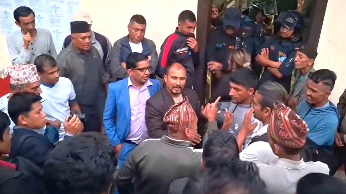 नेतृत्वविरुद्ध नाराबाजीदेखि हात हालाहालसम्म