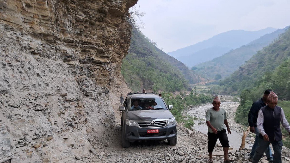 घर्तीभिरको चट्टान फुटाएर बनाइयो सडक