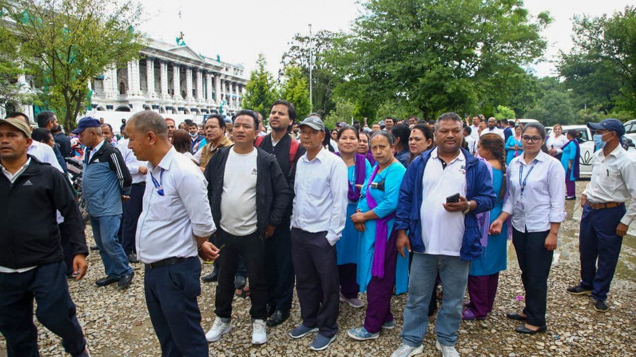 प्रधानमन्त्रीकै कार्यालय अगाडि करारका कर्मचारी धर्नामा (फोटो)