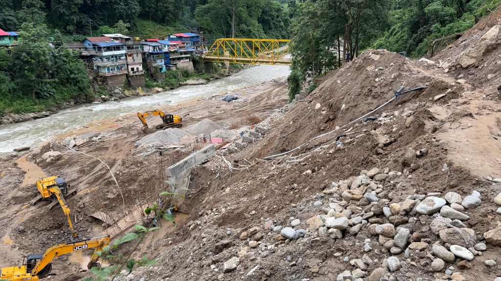 बर्खामा अझै पनि ‘बन्धक’ बन्छ कोशी पहाड