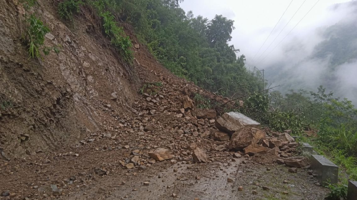 देशका तीन मुख्य  राजमार्ग पूर्ण रुपमा अवरुद्ध