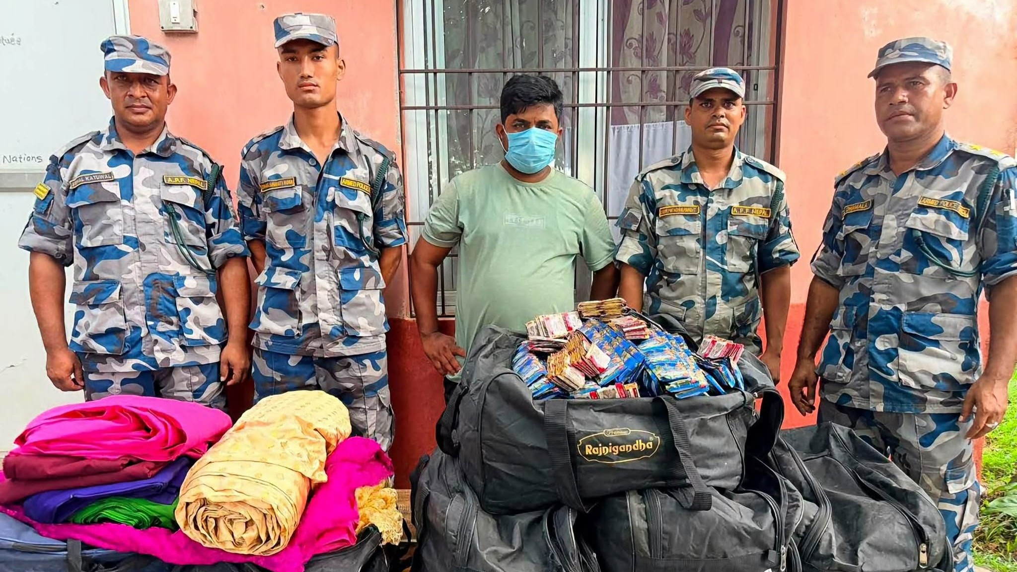 ‘सामान भेटिएन भने के गर्नुहुन्छ ?’ भन्नेकै घरबाट सशस्त्रले बरामद गर्यो ३ लाख ३८ हजारको अवैध सामान