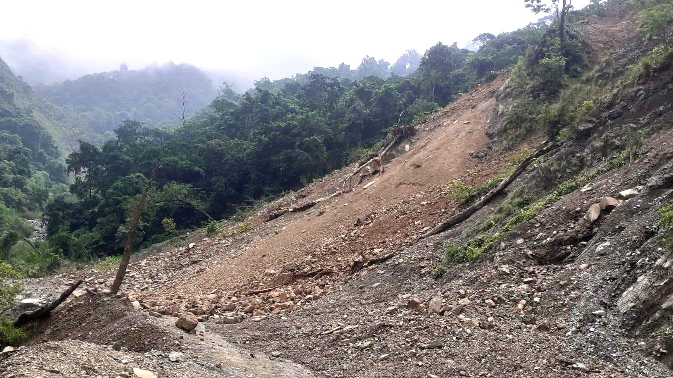 अविरल वर्षाले देशभरका विभिन्न सडक अवरुद्ध, केहीमा रात्रीकालीन आवागमन रोक