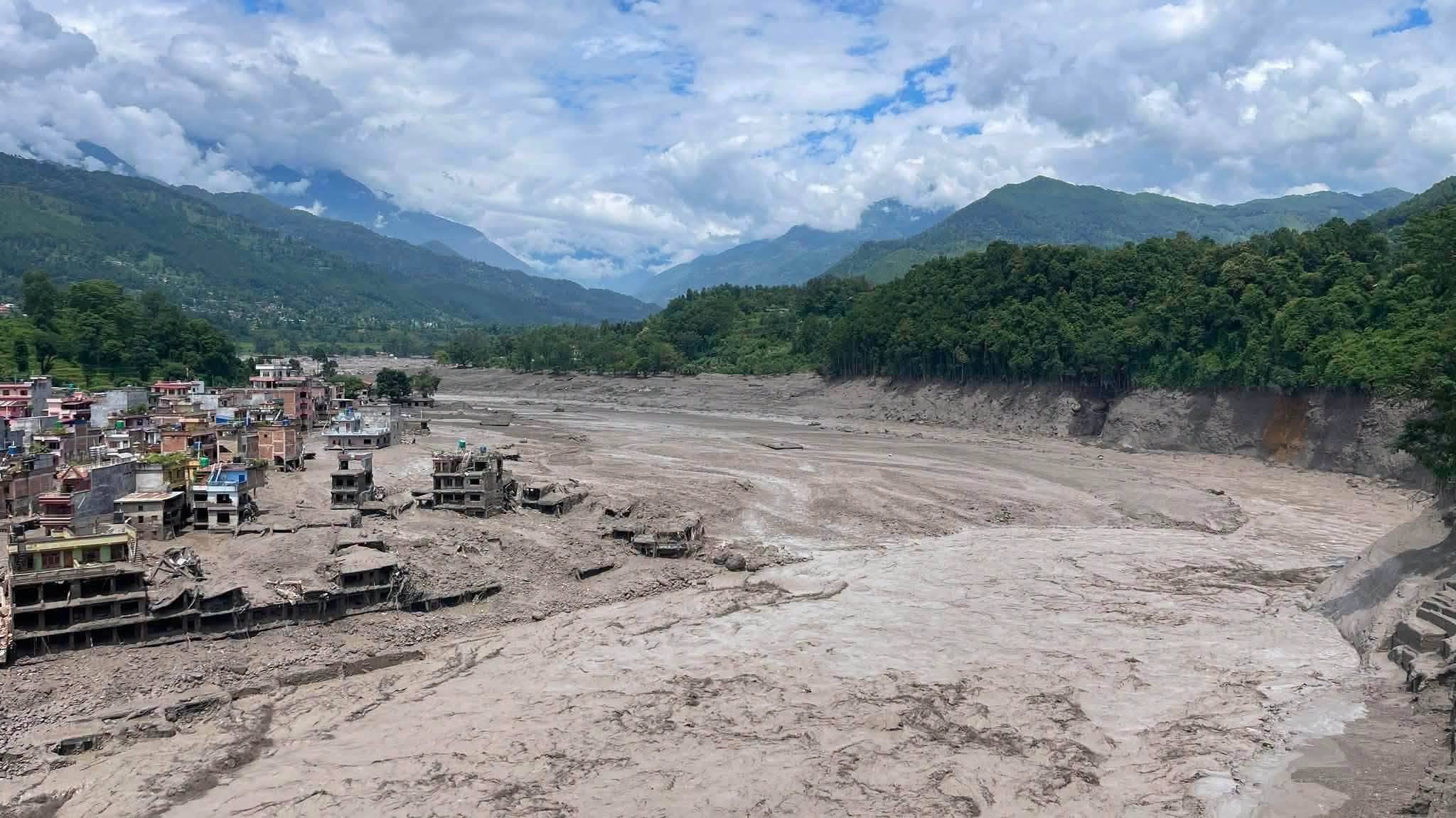 रसुवाको बाढी अनुमानभन्दा भयावह, स्थानीयसँग सम्पर्क टुट्दा उद्धारमा चुनौती