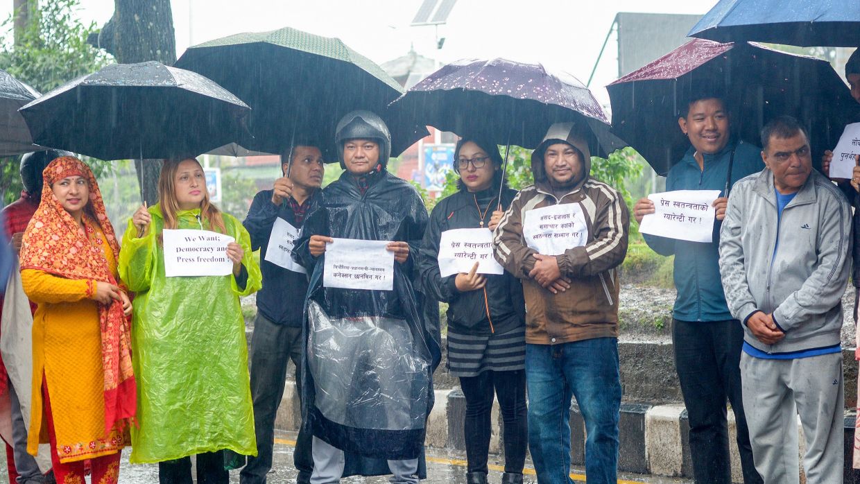 प्रहरी धरपकड र पक्राउविरुद्ध पत्रकारहरु झरीमा रुझ्दै सडकमा