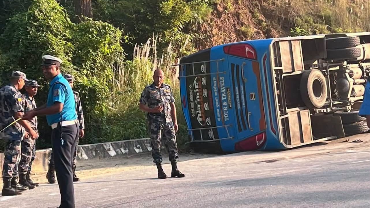 उदयपुरमा बस दुर्घटना हुँदा एक जनाको मृत्यु, १५ जना घाइते