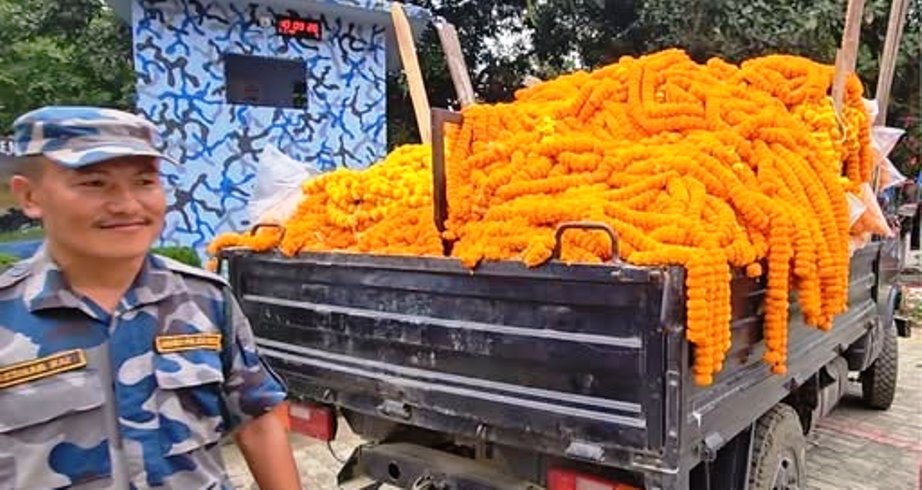 विराटनगरबाट १२ लाख रुपैयाँको अवैध सयपत्री माला बरामद
