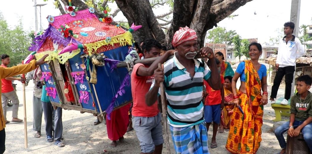 मोरङमा अझै प्रचलनमा छ विवाहमा 'डोली बोक्ने' परम्परा